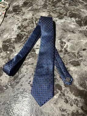 Men’s WeiShang tie in purple/blue/black geometric print
